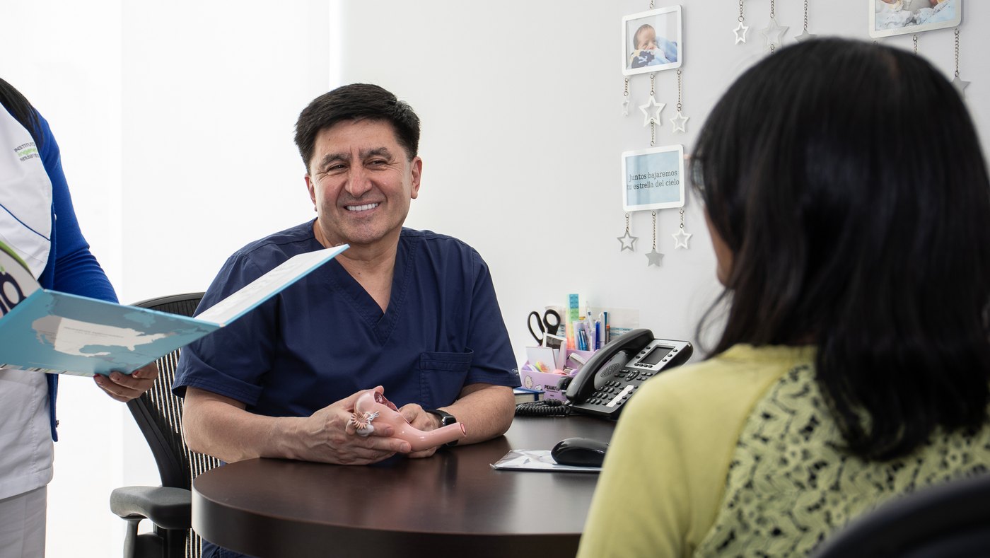 El Dr. Shoukhrat Mitalipov conversando con una paciente durante la valoración, en el consultorio del Instituto Ingenes