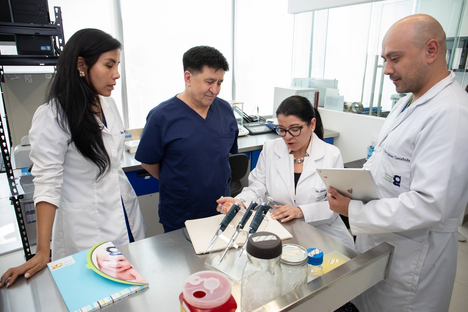 El Dr. Shoukhrat Mitalipov con el equipo médico y de embriología de Instituto Ingenes en el laboratorio
