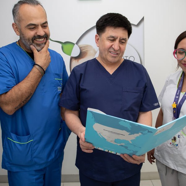 El Dr. Shoukhrat Mitalipov con dos integrantes del equipo clínico de Ingenes