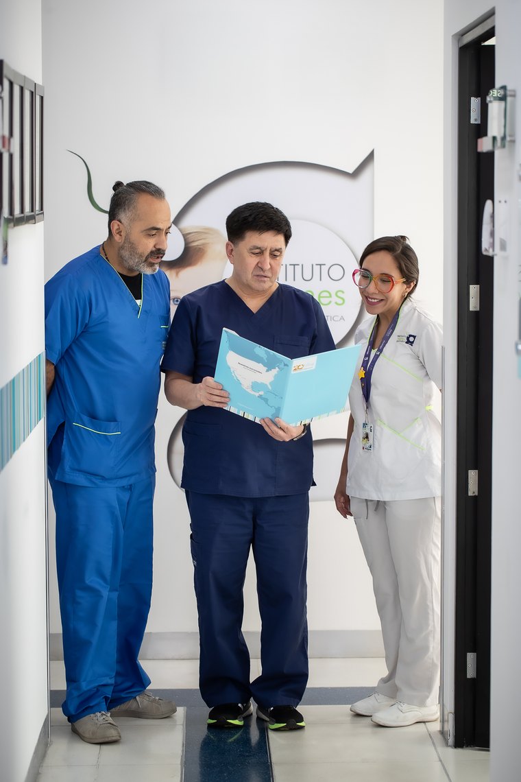 El Dr. Shoukhrat Mitalipov revisando un documento con el equipo de Ingenes en el laboratorio